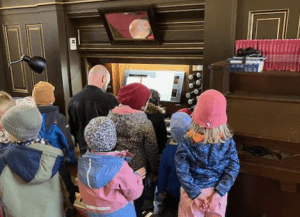 Andacht des Kindergartens in der Kirche